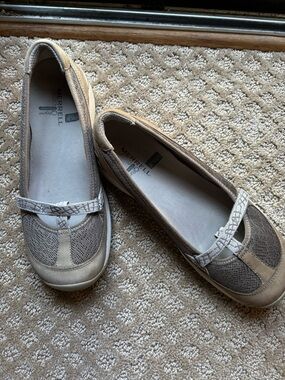 Merrill comfort neutral color flat Walking shoes. 7.5 pre-loved. Very good wear